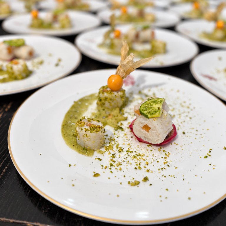 Früchte und grüne Sauce Menügang mit Früchten und grüner Sauce auf einem weißen Teller mit Goldrand