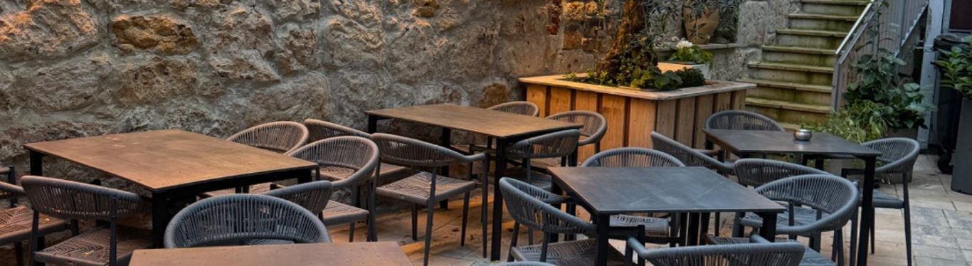 Restaurant – Terrasse Terrasse des VIS A VIS mit Sitzplätzen an einer Natursteinmauer
